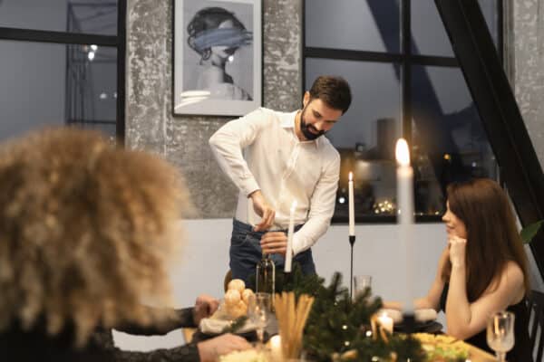 Preparación de mesa pasa una cena elegante en casa