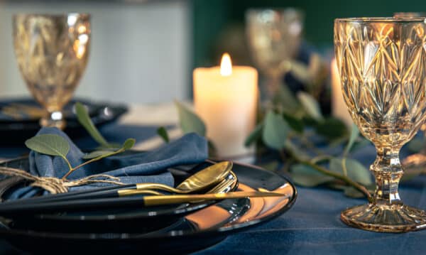 Mesa decorada con velas para una cena