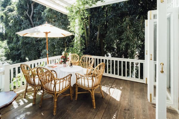 Mesa de terraza con encanto, con sombrilla y sillas