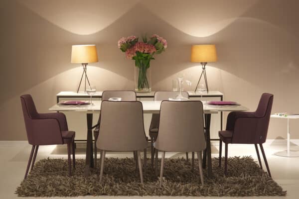 Comedor con sillas cómodas y elegantes preparado para una cena