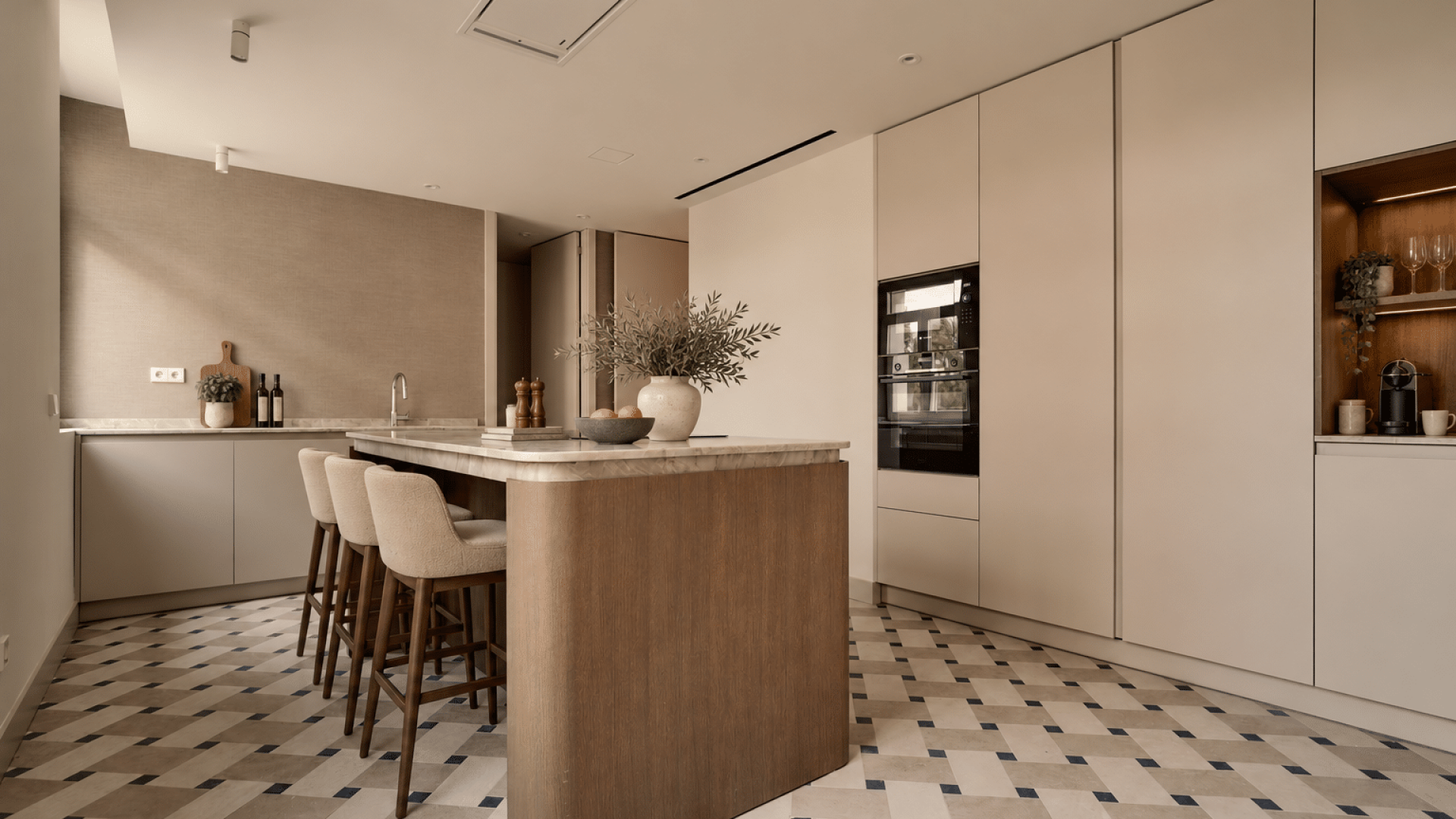 Cocina minimalista con isla y olivo